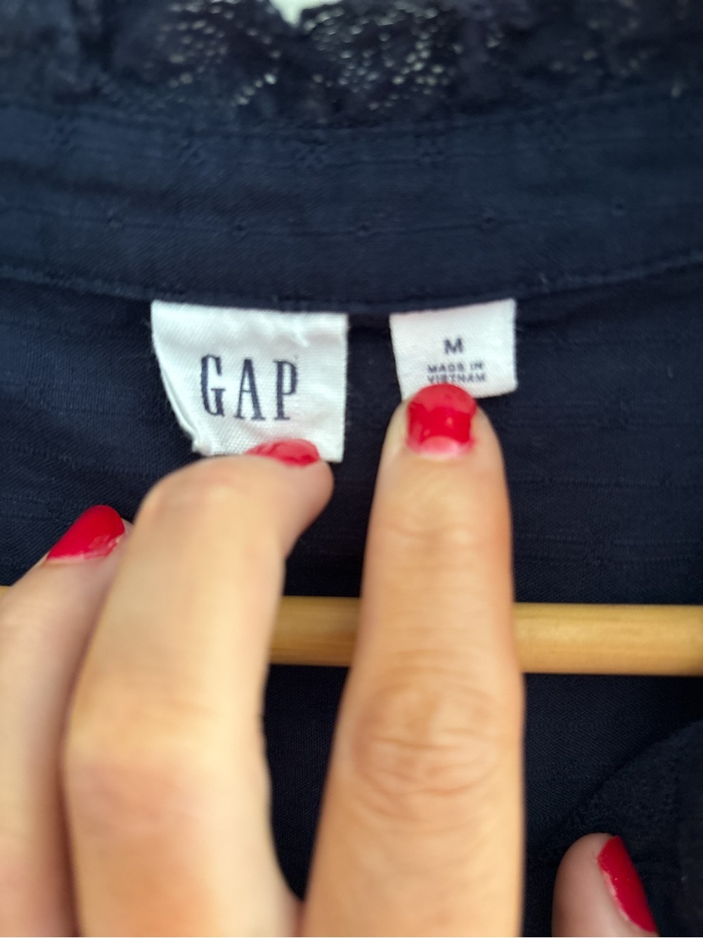 *SOLD* GAP Relaxed Lace Puff Sleeve Top – 100% cotton - Navy | Medium - Picture 9 of 10